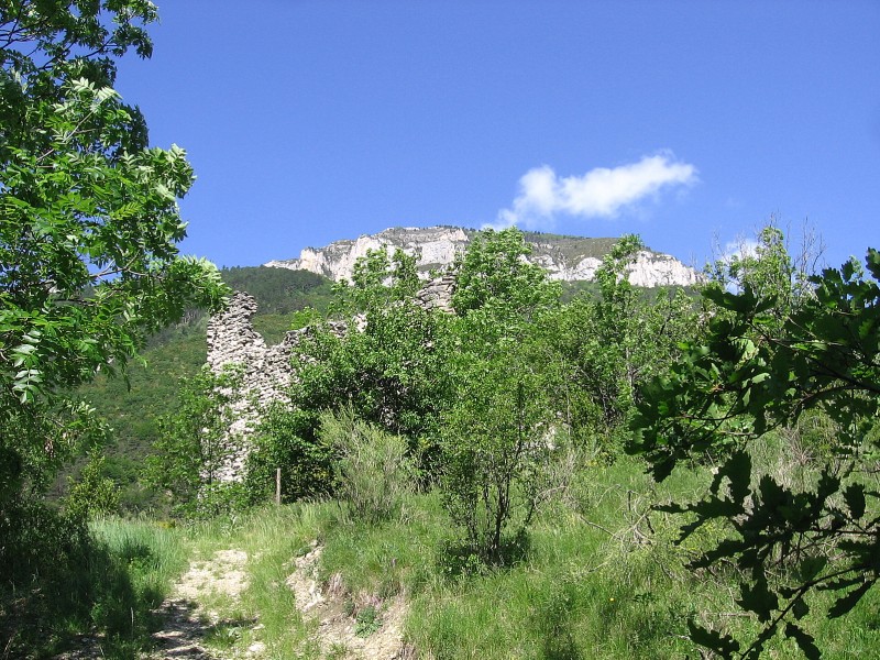 Ruines : Le château féodal de Treschenu. Accès dangereux, chutes de pierres!