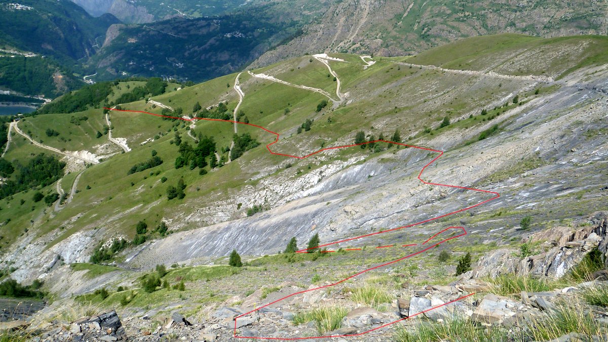 Depuis la piste - l'Alpe du Pin (ravine) et continuité du sentier vers la chapelle