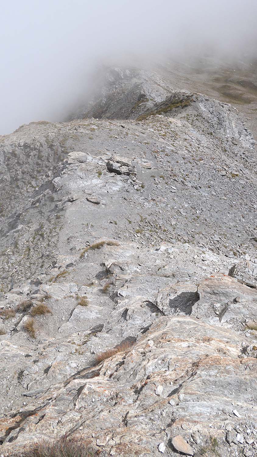 vers 2950 m, un ressaut d'une dizaine de m de hauteur bien galère à désescalader (et même certainement à escalader)