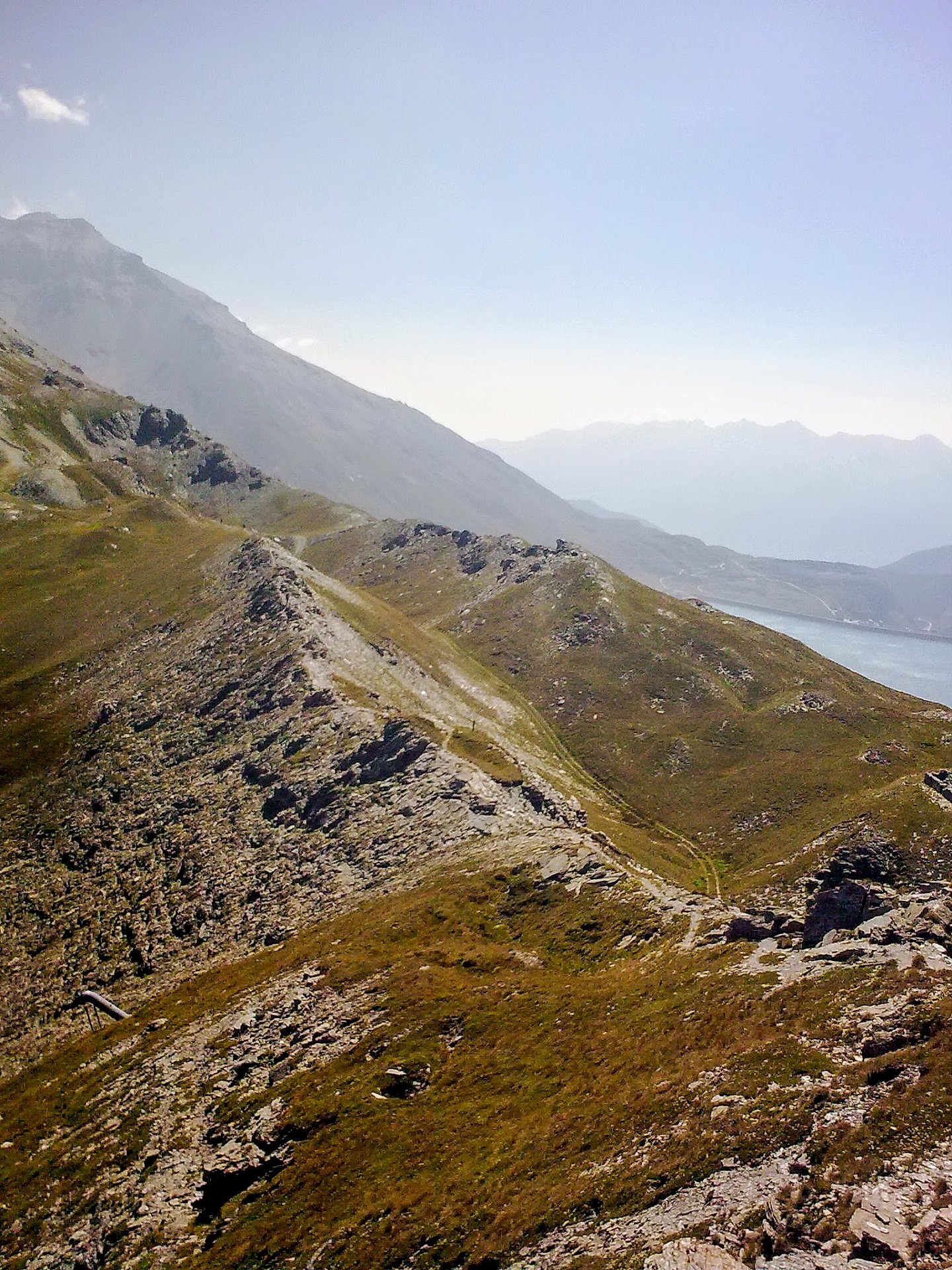 Descente sur le crête à droite sur la photo