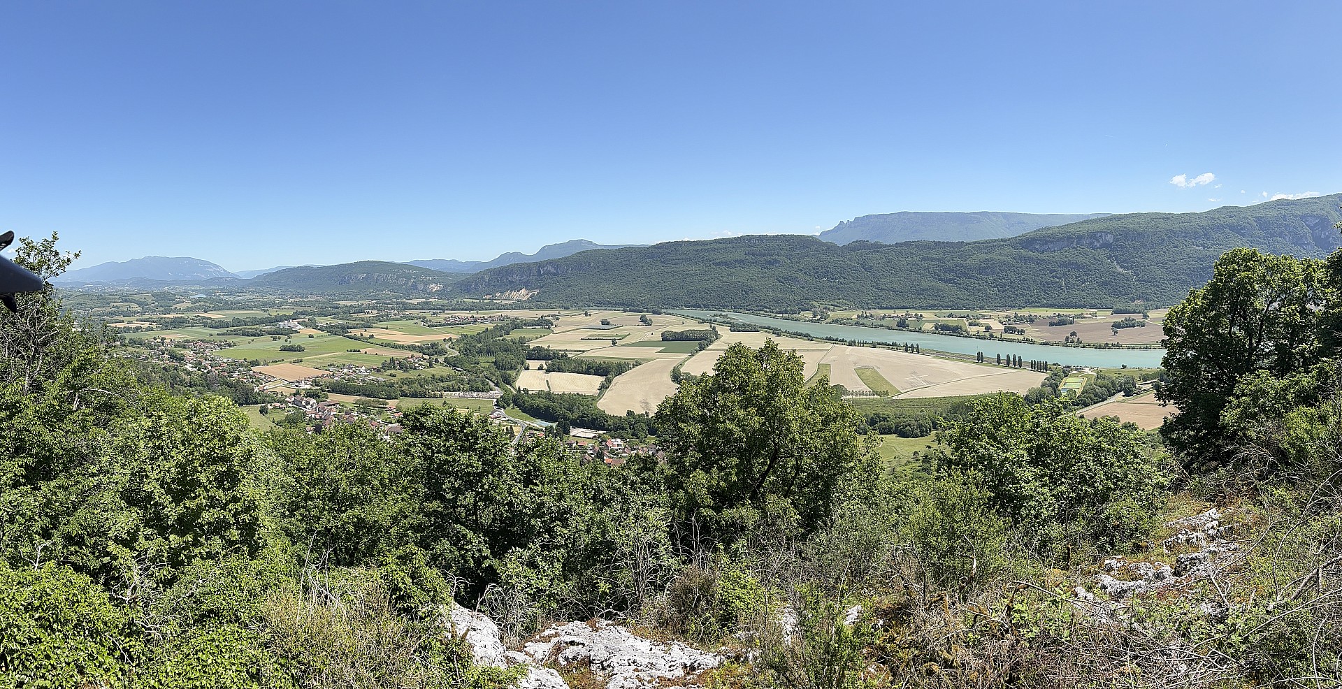 La vallée du Rhône avec le Colombier et la Dent du Chat en toile de fond ...
