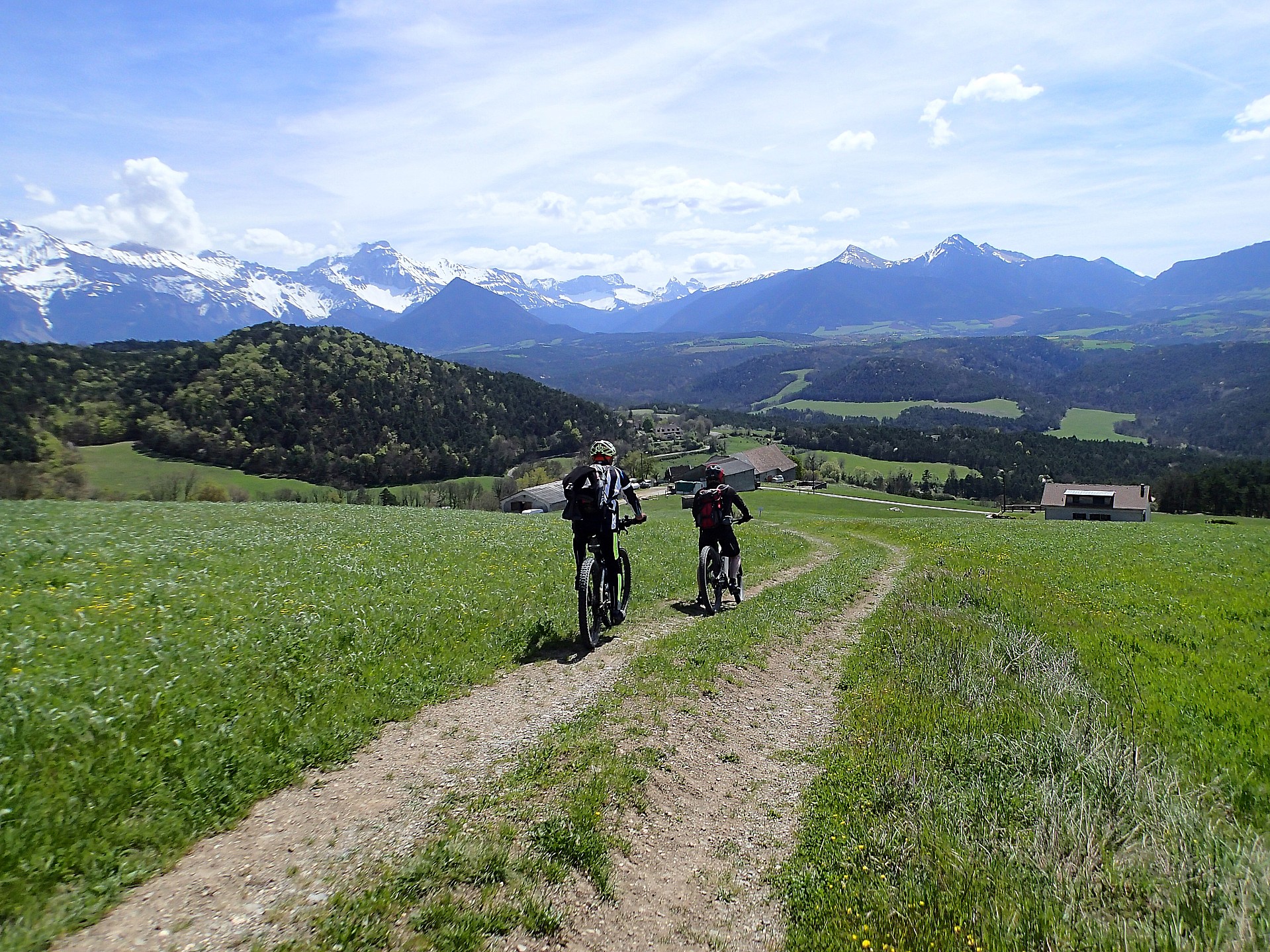 On plonge sur le hameau de la Citadelle face au Trièves !