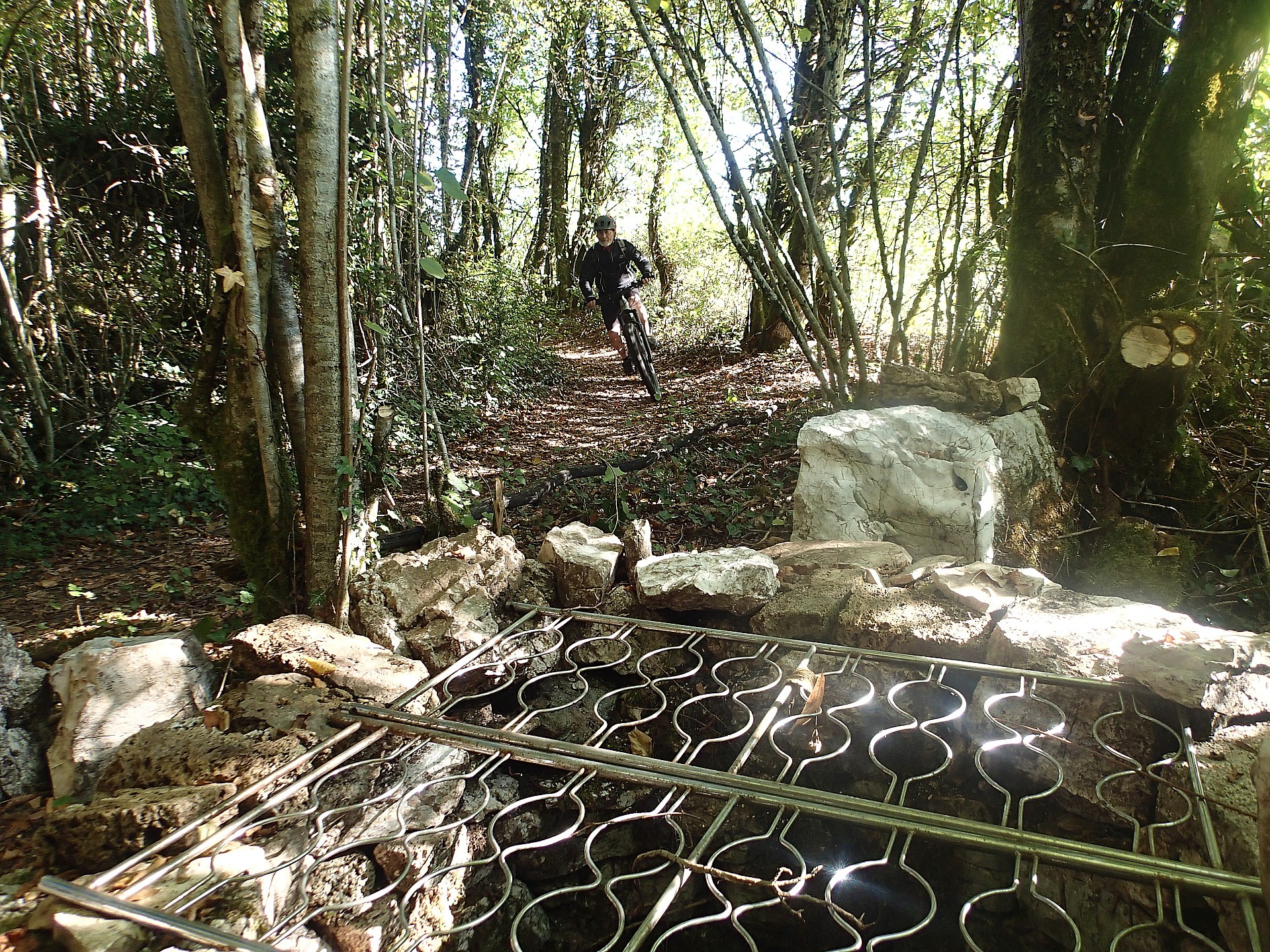 Le sentier passe près d'un puits couvert d'une grille.