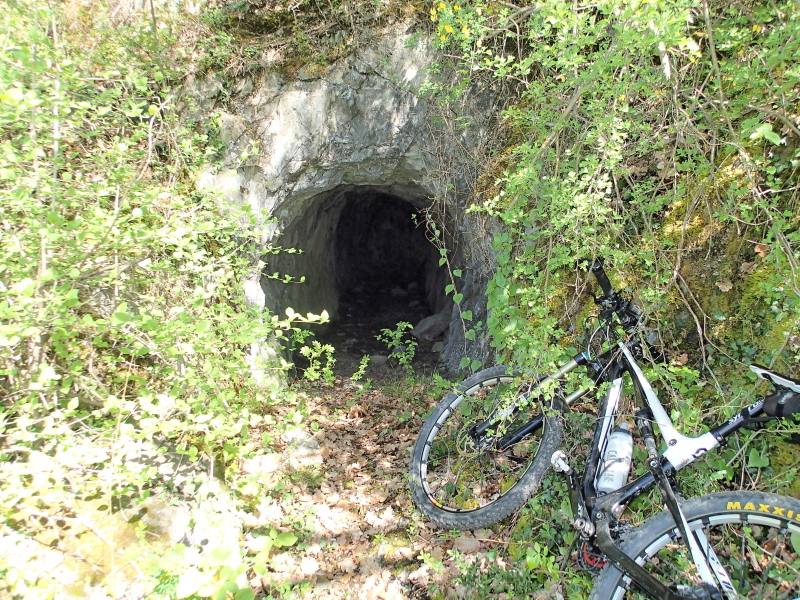 Le sentier passe devant dette étonnante galerie de mine abandonnée au bout de 10m !