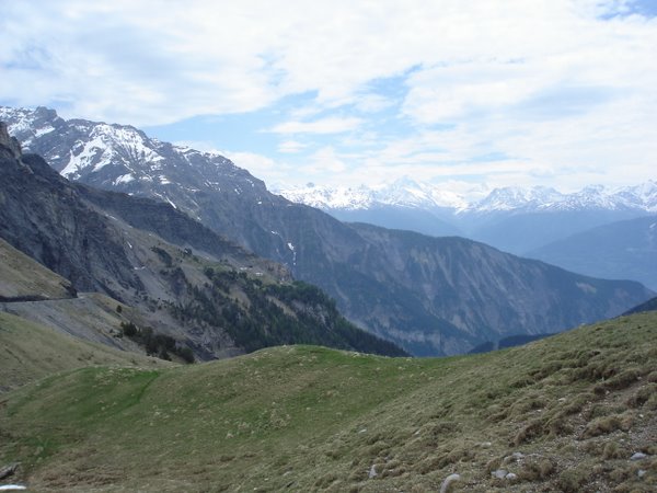 Descente du Sanetsch : Vue sur la vallée du Rhône et les Alpes valaisannes