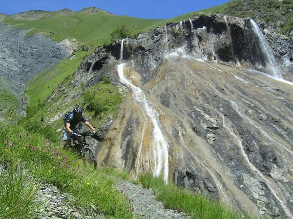 Descente des Clots : La traditionnelle photo à la cascade : Bruno à l'oeuvre