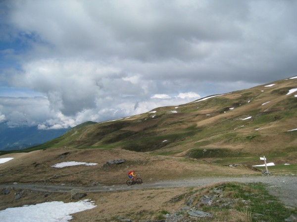 #4 et on appui sur les pédales! : ça monte, ça monte! Au-dessus du Refuge du Nant du Beurre et on appui sur les pédales! : ça monte, ça monte! Au-dessus du Refuge du Nant du Beurre