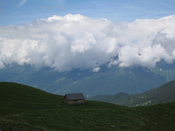 #2 Lauzière? : le massif de la Lauzière dans les nuages Lauzière? : le massif de la Lauzière dans les nuages