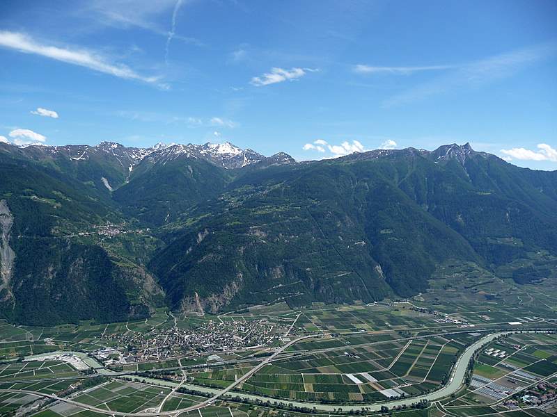 #2 Isérables : Vue sur Isérables, le Mt Gelé et la Pierre Avoi Isérables : Vue sur Isérables, le Mt Gelé et la Pierre Avoi