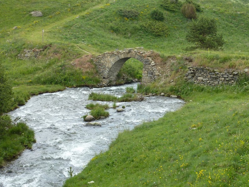 Pont de Les Moulines : Pont romain qui enjambe le Galbe