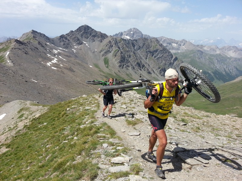 Pic de Malrif : le Tof apprécie moyennement le portage...