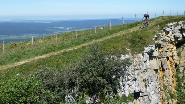 Falaise du Mont d'Or : Sommet proche et le chemin passe loin du vide