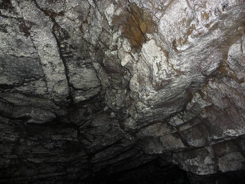 Grotte de la Fétoure : Les parois de la grotte sont couvertes de gouttes d'eau qui brillent, c'est boooooo