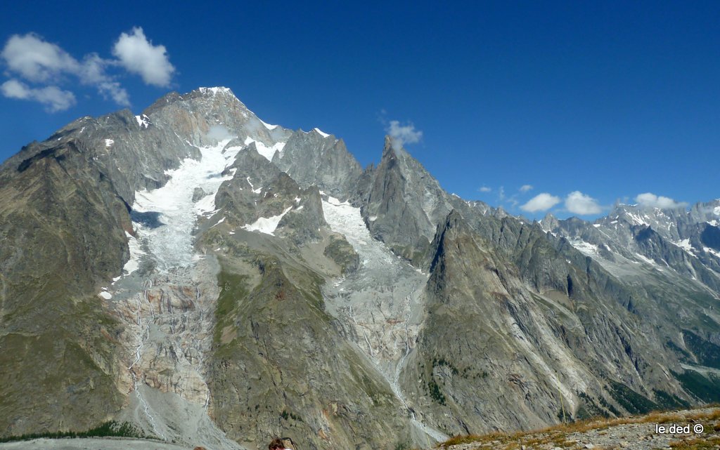 Mont Blanc de Courmayeur : Aiguilles Blanches et Noire de Peuterey (sommet nuageux)