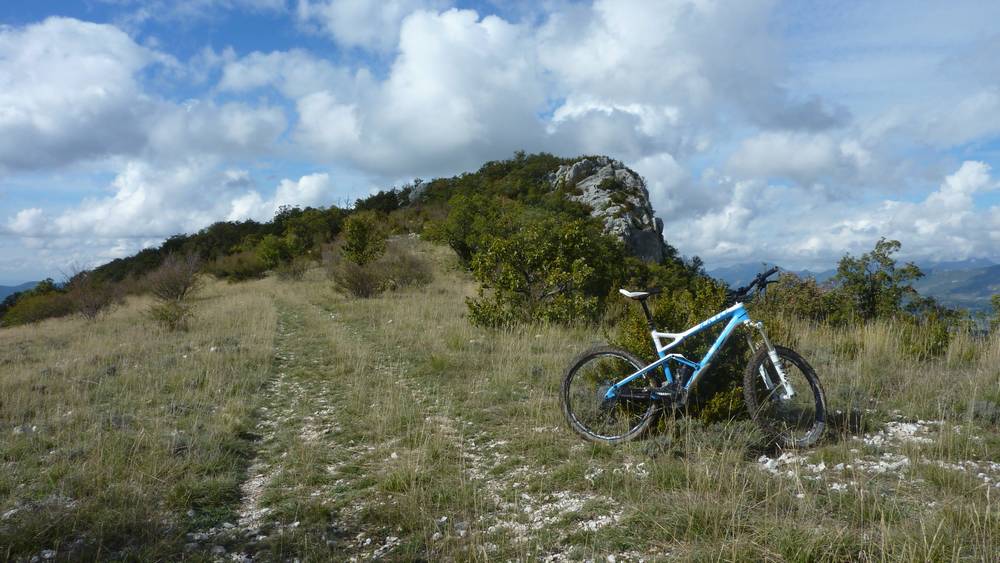 Montagne de Gravas : le sentier/piste passe à gauche du sommet