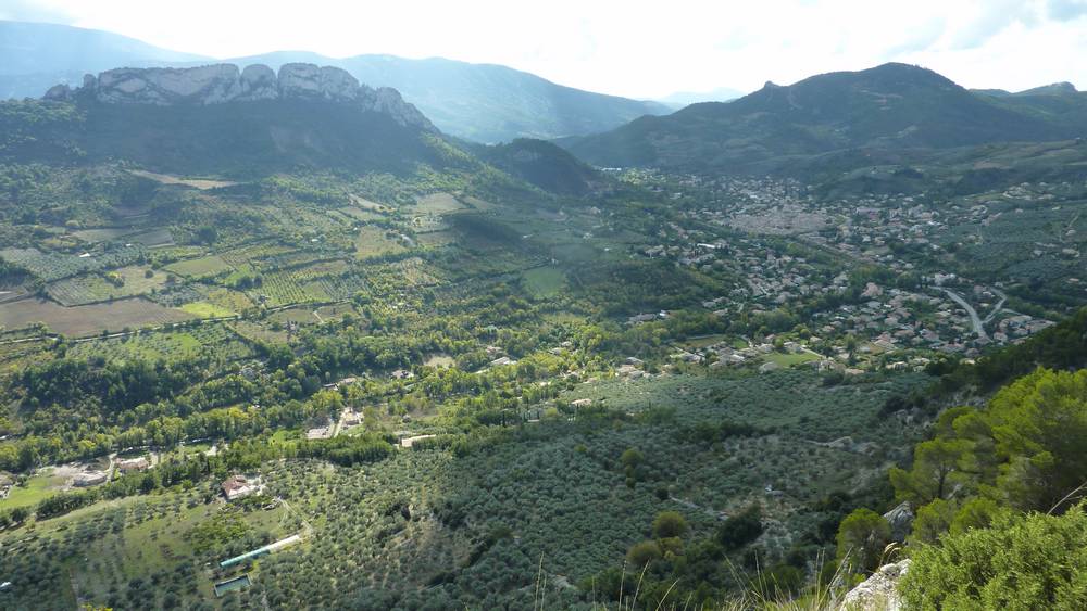 Buis les Baronnies : à gauche, le Rocher Saint Julien, royaume des grimpeurs