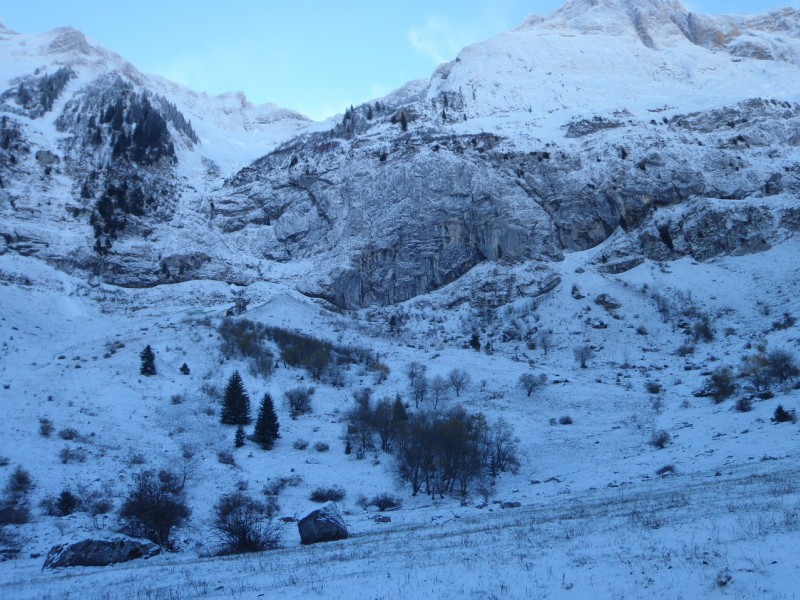 #6 Le Cheneau Rousset. : Un morceau d Le Cheneau Rousset. : Un morceau d'avalanche n'a pas fondu, je suis à 1300 mètres seulement.