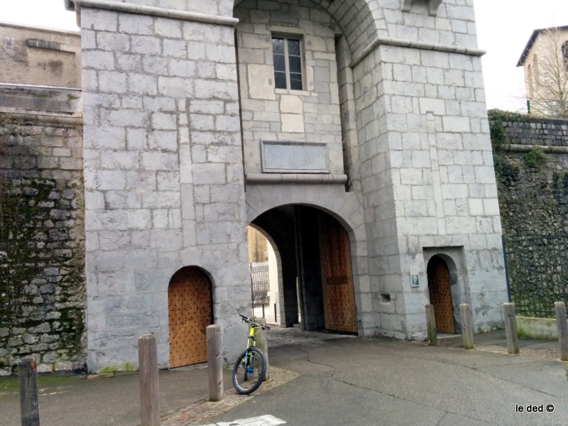 Porte Saint Laurent : Ancien octroi, les portes bois massif cloutées sont magnifiques