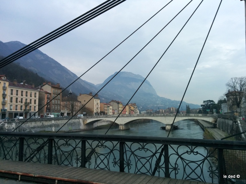 Pont de la rue de Lionne : Quai de l'Isère et rayonnage sur le St Eynard