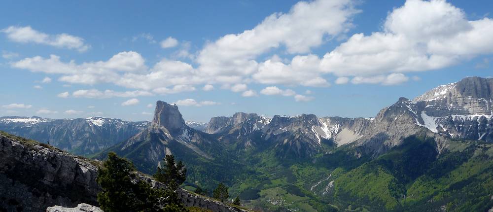 Panoramique : Le Mont-Aiguille omniprésent