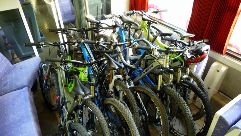 9 bikes dans un TER : Pas simple le stockage de bikes mais avec le résultat de nous bloquer un corner VIP petit déjeuner :-)
