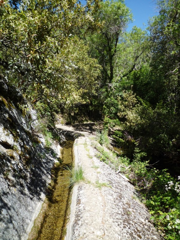 Canal du Latay : une section technique ; le sentier passe sur le muret