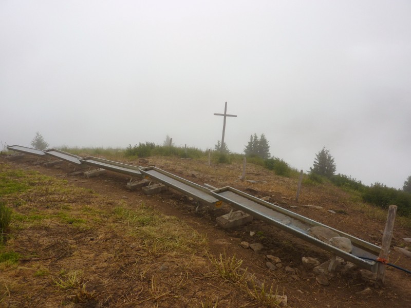 Croix de Gouret : Vite une photo de la croix avant qu'elle ne disparaisse dans le brouillard!