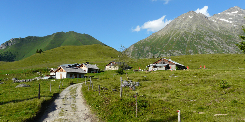 Chalets du Truc : Mont Vorassay à gauche et aiguille de Tricot à droite