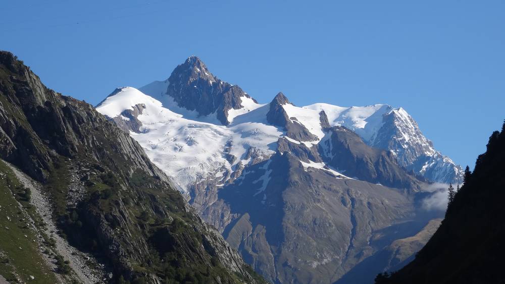 Mont Blanc : Il pointe le bout de son nez en arrière plan