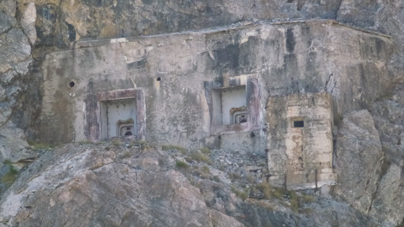 Le Pas du Roc : Fortifications Maginot en pleine paroi rocheuse