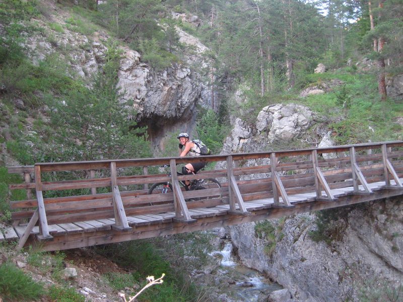 Pont : Seul endroit "joli" de la descente du Sapet avec la roche creusée par le torrent.