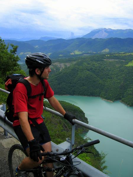 Vue Roubanis : Vertigineux au dessus des falaises. Comment pouvons nous descendre au barrage ???