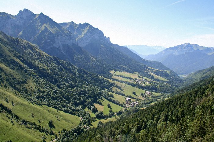 #6 vallée de Montmin : la Vallée de Montmin vue depuis le chemin qui mène au col de l vallée de Montmin : la Vallée de Montmin vue depuis le chemin qui mène au col de l'Aulp (env Rocher du Roux)