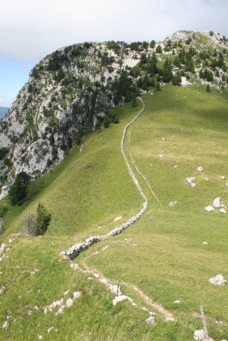 #12 pas de l pas de l'Aulp : Le mur qui sécurise l'alpage de l'Aulp riant