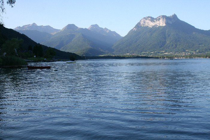 #1 Bord du Lac d Bord du Lac d'Annecy : Tout commence par la route qui longe le lac : ici on est à l'extrémité sud.