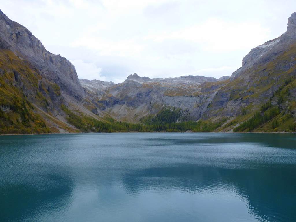 Lac de Tseuzier : Joli lac de barrage au pied du col du Rawyl