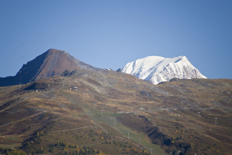 Forêt de Ronaz : Le Mont Blanc apparaît au delà de la station de ski de la Rosière