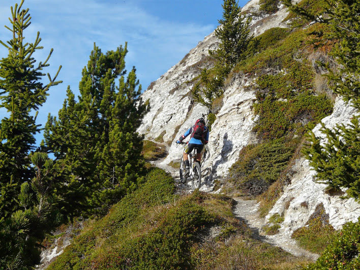 Montée Dent du Villard : Tof sur la fin du sentier, toujours sur le vélo !
