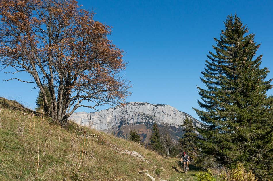 Rochers de Leschaux : en traversant au pied du Col de Spée