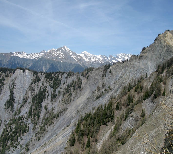 A pics de la crête de la Marlène. Massif du Wildhorn au fond