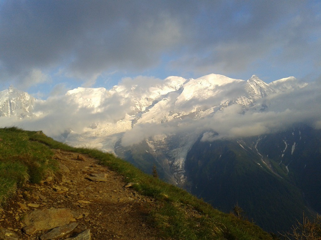 Au niveau du refuge (2136m) et le Mont Blanc qui se dégage enfin (mais pas longtemps...)