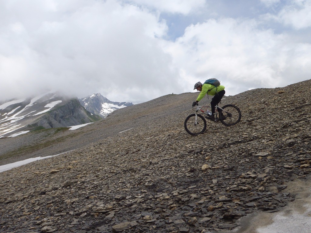 Descente du pierrier de l'épaule : Une granulométrie idéale pour descendre à VTT.