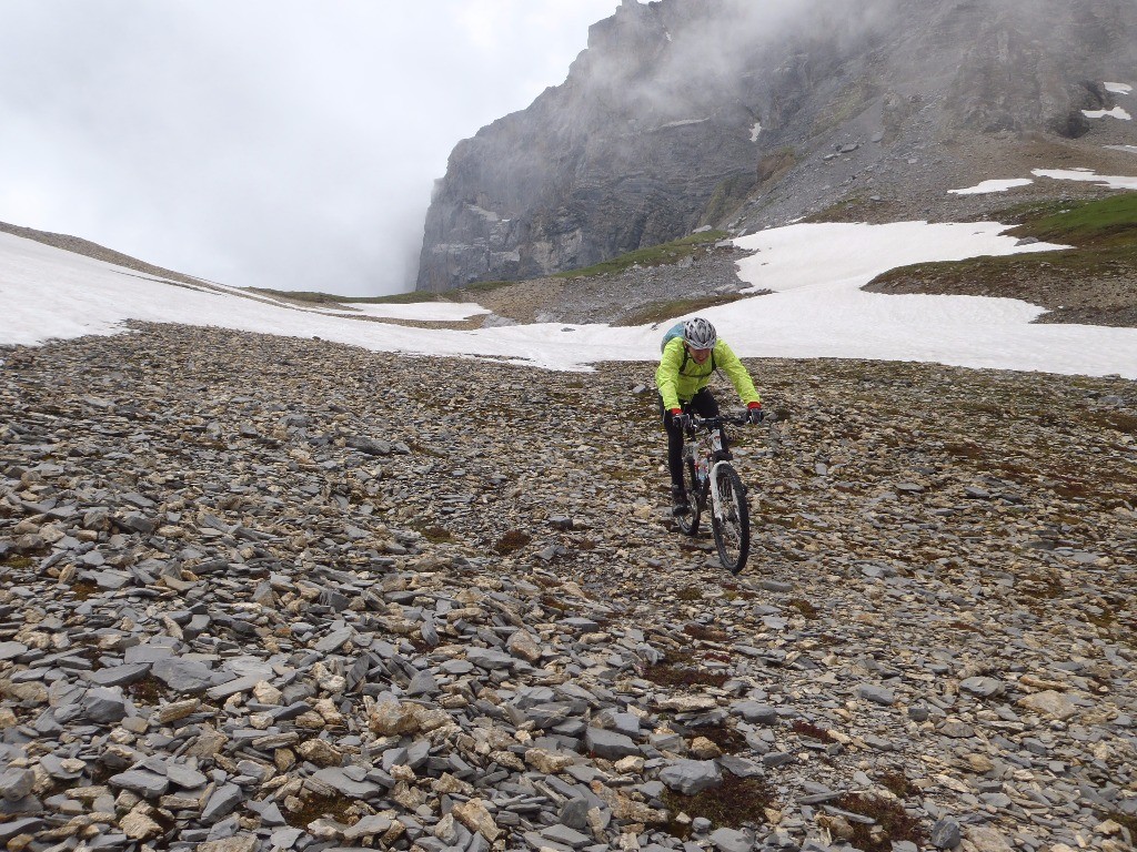 Descente du pierrier de l'épaule : Des passages plus ou moins pentus, mais cela passe sur le VTT.