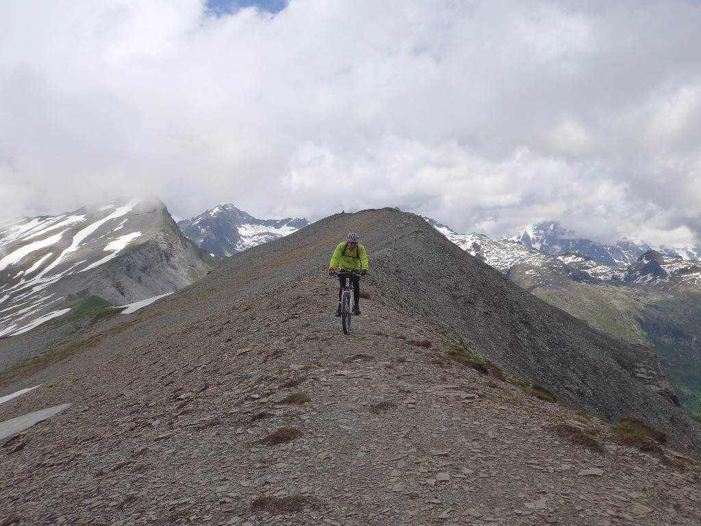 L'épaule du Col d'Anterne : 20m linéaires où il est préférable de descendre du VTT. Le vent souffle fort la température est de 8°. 