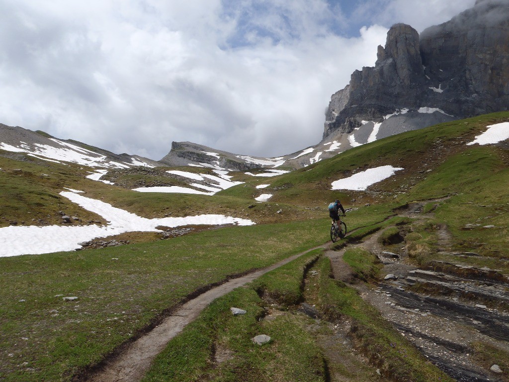 Vue sur le Col d'Anterne : La neige a bien fondu.