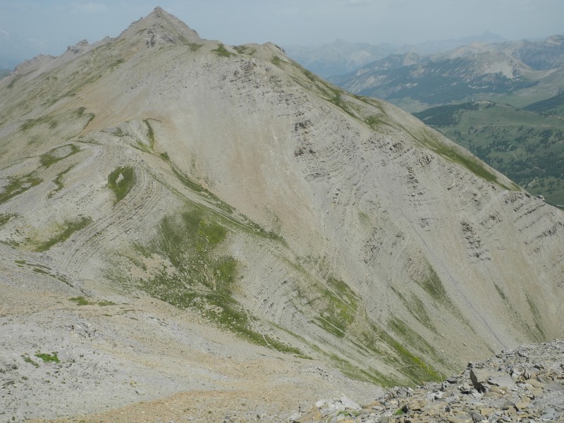 depuis le sommet de la Pisse, on aperçoit la suite de la descente dans le vallon Est du col du Crachet