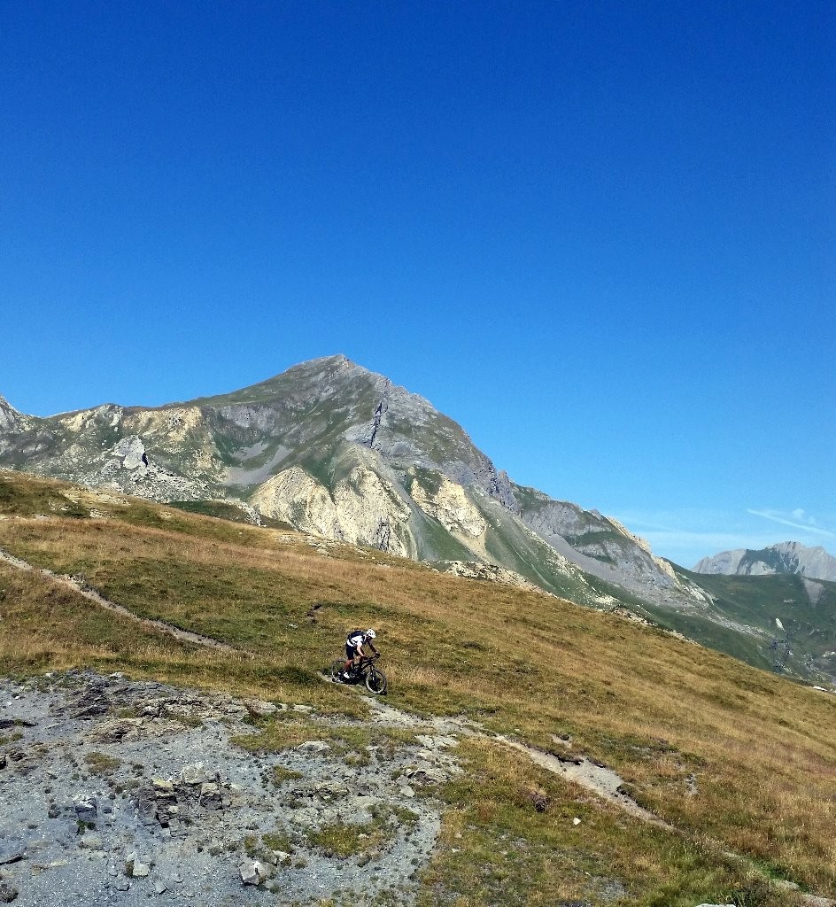 nous ridons sur fond de grand perron