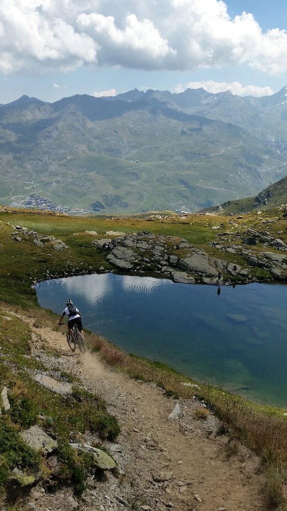 Quand soudain, semblant crever le ciel, Surgissant de nulle part. Surgit un lac noir
