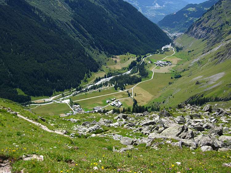 Lécheron : Le sentier sinuant entre les blocs sous le Lécheron