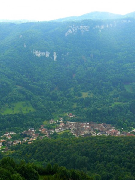 Le  Moine de la Vallée : (c'est le nom du sommet !)
En bas, c'est Mouthier
